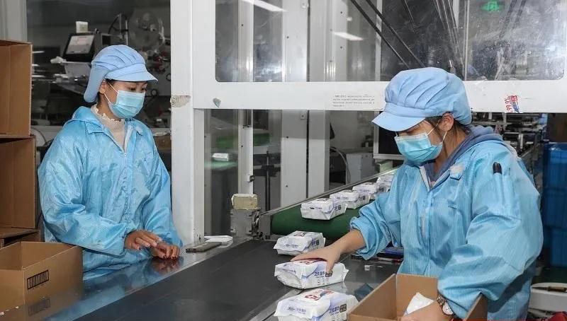 第一批消毒濕巾，唯爾福捐給了紹興文理學院附屬醫院