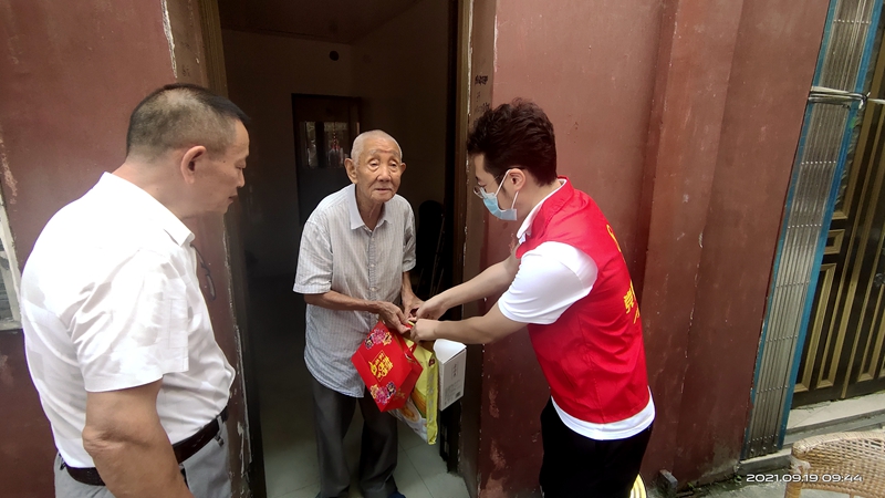 天元廣場(chǎng)&ldquo;紅色驛站&rdquo;開(kāi)展中秋敬老慰問(wèn)活動(dòng)