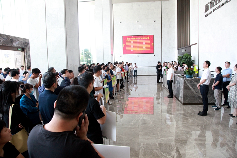 浙農(nóng)文化節(jié)火熱開(kāi)幕 拔河比賽&ldquo;燃爆全場(chǎng)&rdquo;