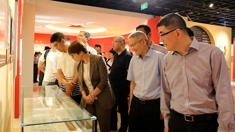 明日控股黨委組織參觀&ldquo;中國共產黨人的家風&rdquo;檔案展
