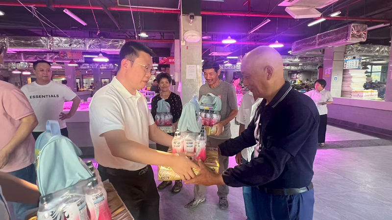 浙農(nóng)市集開展&ldquo;夏日送清涼&rdquo;慰問活動