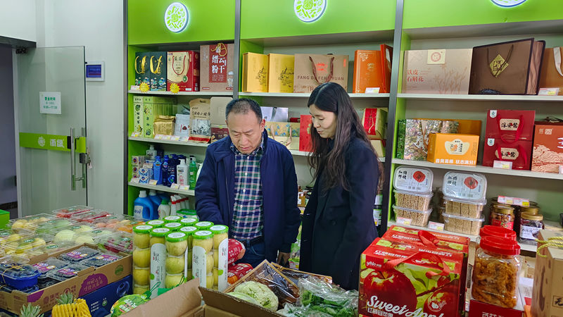 夏曉峰在浙農(nóng)實(shí)業(yè)和之豇種業(yè)調(diào)研